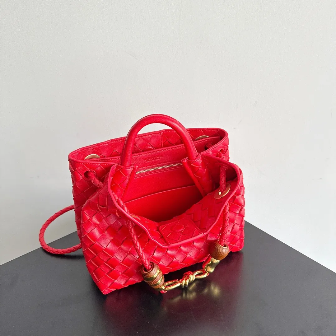 The new Andiamo batch of 3060 BV is shipped‼ ️The classic intercciato weaving process is used to create a soft bag, the metal knot is made of micro-cast aluminum using jewelry technology🪢, and the decorative beads are made of metal and hand-polished oak, allowing you to jump repeatedly between elegance and fun💃, making it unpredictable. Classic and versatile, it shows off your temperament, and the bag has a large capacity, making it very convenient for daily commuting! It has a variety of carrying methods, the shoulder straps can be adjusted by yourself, the original lambskin feels soft and delicate, and the unisex style breaks gender boundaries and brings a more practical and long-lasting use experience. The Andiamo, which has both elegant and casual styles, perfectly interprets the "fashionable old money style". Style No.: 743568+Wood Hardware Color: National Flag Red Size: 25*22*10.5cm